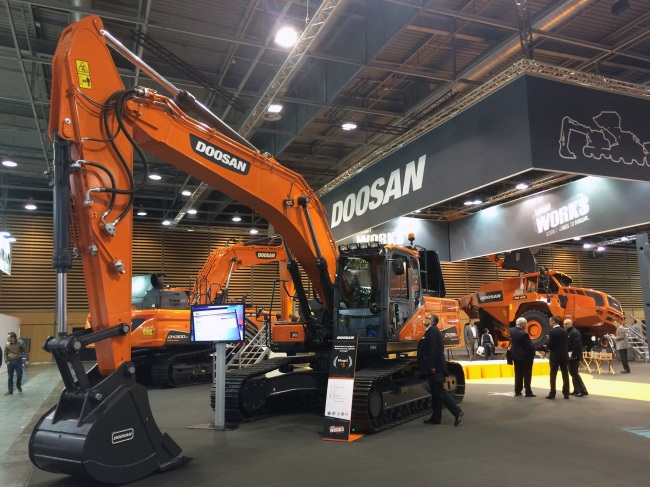 Visitors to the Intermat 2015, Paris-based international exhibition for construction equipment and materials, look around the products of Doosan Infracore, the construction equipment arm of Doosan Group, in April.   Doosan Infracore
Visitors to the Intermat 2015, Paris-based international exhibition for construction equipment and materials, look around the products of Doosan Infracore, the construction equipment arm of Doosan Group, in April.   Doosan Infracore
Visitors to the Intermat 2015, Paris-based international exhibition for construction equipment and materials, look around the products of Doosan Infracore, the construction equipment arm of Doosan Group, in April.   Doosan Infracore