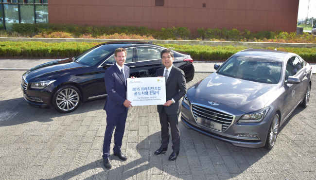 SPONSORSHIP FOR 2015 PRESIDENTS CUP -- Hyundai Motor’s director of domestic sales Chang Jae-hoon (right) delivers 67 Hyundai vehicles to Matt Kamienski, vice president at PGA Tour, in a ceremony held Friday in Incheon. Hyundai Motor is an official sponsor of the 2015 Presidents Cup, which will take place in Incheon from Oct. 6-11. (Hyundai Motor)
