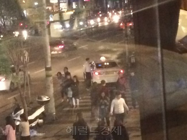 ‘불금’이었던 지난 2일 밤 서울 강남구 지하철 강남역 부근. 자정을 지나 광역버스가 하나 둘 끊기기 시작하면서 강남역 도로변이 택시를 타려는 승객들로 붐비고 있다. 박혜림 기자/rim@heraldcorp.com