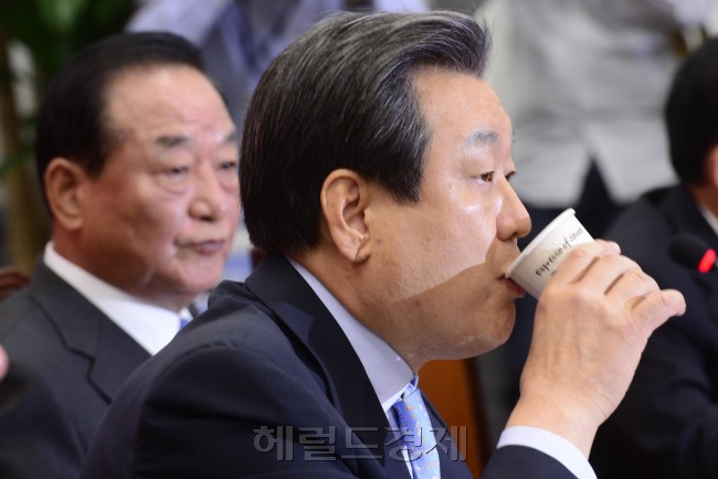 김무성 새누리당 대표가 5일 오전 서울 여의도 국회에서 열린 최고위원회의에 참석해 물을 마시고 있다. 박해묵 기자/mook@heraldcorp.com