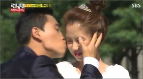 ‘런닝맨’ 개리, 송지효에 기습 뽀뽀…“진짜 입술 닿았어” 발그레