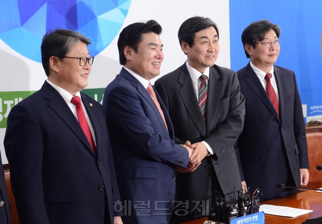 여야 원내대표와 원내수석부대표가 5일 새정치연합 원내대표회의실에서 만나 악수를 나누고 있다. 박해묵 기자/mook@heraldcorp.com