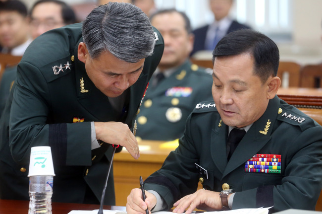 <YONHAP PHOTO-2914> 답변 자료 검토하는 이순진 합참의장 후보자 (서울=연합뉴스) 도광환 기자 = 5일 오전 국회 국방위원회에서 열린 합참의장 후보자 인사청문회에서 이순진 후보자가 관계자와 함께 답변 자료를 검토하고 있다. 2015.10.5 dohh@yna.co.kr/2015-10-05 15:07:02/ <저작권자 ⓒ 1980-2015 ㈜연합뉴스. 무단 전재 재배포 금지.>
Joint Chiefs of Staff Chairman designate Lee Sun-jin (right) reviews documents during a parliamentary hearing at the National Assembly on Monday.   Yonhap