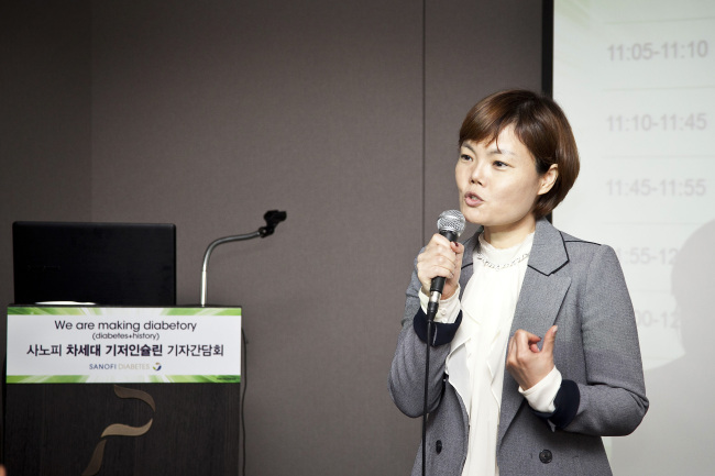 Sanofi-Aventis Korea general manager Bae Kyung-eun explains the benefits of the company’s next-generation basal insulin Tuojeo at an event held in Seoul Monday. (Sanofi-Aventis Korea)