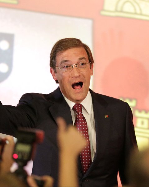 Portuguese Prime Minister Pedro Passos Coelho waves to supporters following the announcement of the results of Portugal`s general election in Lisbon on Sunday. (AP-Yonhap)