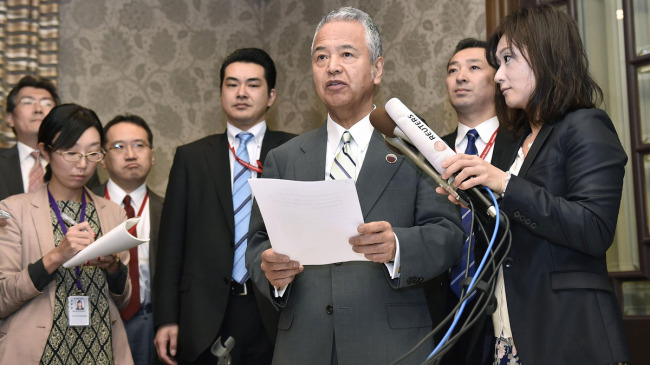 Akira Amari(center), Japanese minister in charge of the Trans-Pacific Partnership talks, announces on Oct. 4, 2015, in Atlanta that the countries involved in the negotiations are set to announce a landmark deal. (Bloomberg)