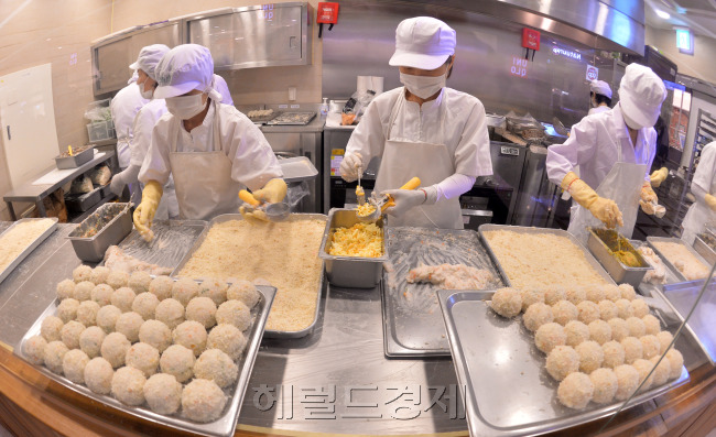 ‘나만의 맛’을 찾는 이들이 늘어나면서 수제 마니아는 급속도로 증가하고 있다. 음식에서도 개성시대를 추구하는 이들은 새로운 음식 트렌드를 형성하고 있다. 삼진어묵을 만들고 있는 장면. 사진=이상섭 기자/babtong@heraldcorp.com