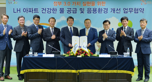 <YONHAP PHOTO-3428> 수자원공사, LH 아파트에 똑똑한 수돗물 공급 (대전=연합뉴스) 한국수자원공사와 한국토지공사는 5일 수자원공사 대전 본사에서 건강한 수돗물 공급을 위한 업무협약을 맺었다. 수자원공사는 앞으로 LH에서 짓는 아파트에 수돗물 수짓을 실시간으로 확인할 수 있는 스마트 물관리 시스템을 적용하게 된다. 2015.10.5 <<한국사자원공사 제공>> youngs@yna.co.kr/2015-10-05 17:14:27/ <저작권자 ⓒ 1980-2015 ㈜연합뉴스. 무단 전재 재배포 금지.>
<YONHAP PHOTO-3428> 수자원공사, LH 아파트에 똑똑한 수돗물 공급 (대전=연합뉴스) 한국수자원공사와 한국토지공사는 5일 수자원공사 대전 본사에서 건강한 수돗물 공급을 위한 업무협약을 맺었다. 수자원공사는 앞으로 LH에서 짓는 아파트에 수돗물 수짓을 실시간으로 확인할 수 있는 스마트 물관리 시스템을 적용하게 된다. 2015.10.5 <<한국사자원공사 제공>> youngs@yna.co.kr/2015-10-05 17:14:27/ <저작권자 ⓒ 1980-2015 ㈜연합뉴스. 무단 전재 재배포 금지.>