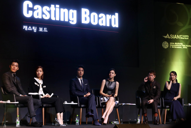 The six actors chosen for this year’s Casting Board speak to industry insiders and press at BEXCO in Busan on Monday. From left: Kim Woo-bin, Kim Go-eun, Mark Chao, Sandrine Pinna, Takeru Satoh and Masami Nagasawa.   Yonhap