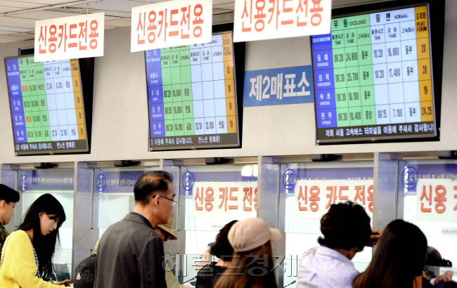 우등형 고속버스가 일반형보다 많은 상황에서 내년부터 고급형 고속버스가 새로 도입된다는 소식에 “요금을 올리기 위한 꼼수가 아니냐?” 는 불만이 일고 있다. 사진은 6일 오전 경부선 고속터미널. 박현구 기자phko@heraldcorp.com