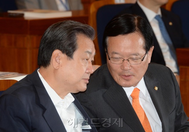 김무성 새누리당 대표가 6일 오전 서울 여의도 국회 헌정기념관에서 열린 ‘광복70주년 대한민국, 틀을 바꾸자’ 세미나에서 정의화 국회의장과 이야기를 나누고 있다. 김 대표는 “여전히 진영정치 또는 일부에선 계파 보스 정치가 후진성을 면치 못한다”며 “정치에 대한 불신이 그 어느 때보다 높다고 생각한다”고 말했다.  박해묵 기자/mook@heraldcorp.com