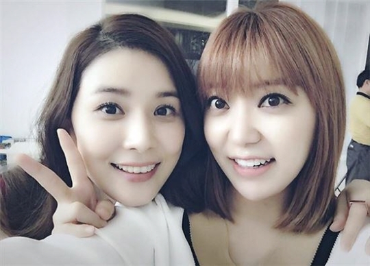 이보영, 원조여신 인증샷?…아기 낳고 더 예뻐졌네!  사진=하지영 SNS