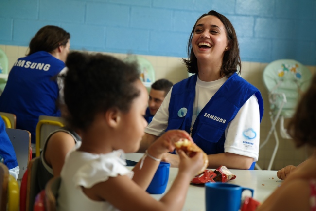 GLOBAL VOLUNTEER WORK -- Executives and officials from Samsung Electronics’ Brazilian branch spend time with children at a children shelter in Sao Paulo. The tech giant is holding a global volunteer work campaign for three weeks from Oct. 1, with 170,000 Samsung execs and workers in 38 nations participating. (Samsung)