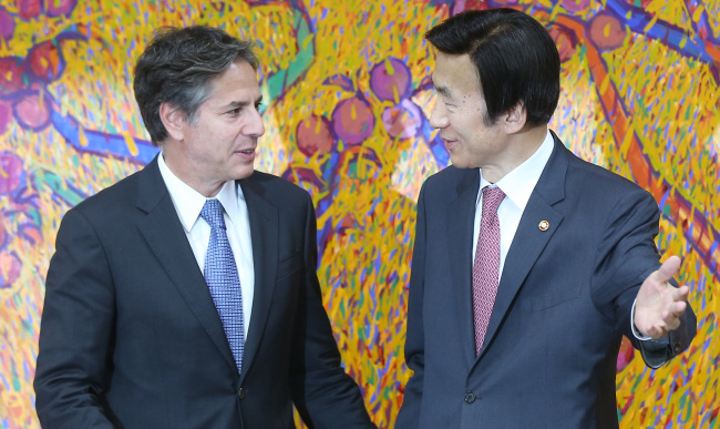 Foreign Minister Yun Byung-se (right) speaks with U.S. Deputy Secretary of State Tony Blinken before a meeting at the Foreign Ministry in Seoul. (Yonhap)