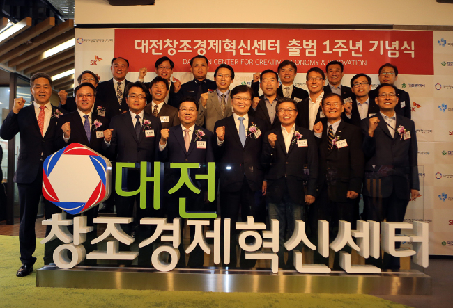 6일 대전창조경제혁신센터에서 열린 대전센터 출범 1주년 기념식에서 최양희 미래부장관(앞줄 왼쪽 다섯번째)과 임종태 대전센터장(최 장관 왼편)과 장동현 SK창조경제혁신추진단장(앞줄 왼쪽 두번째) 등이 화이팅을 외치고 있다.