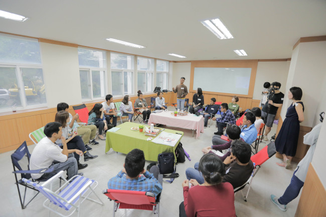 네팔 청년들이 은평구 서울혁신파크에서 서울시 마을공동체 사업에 대한 설명을 듣고 있다.