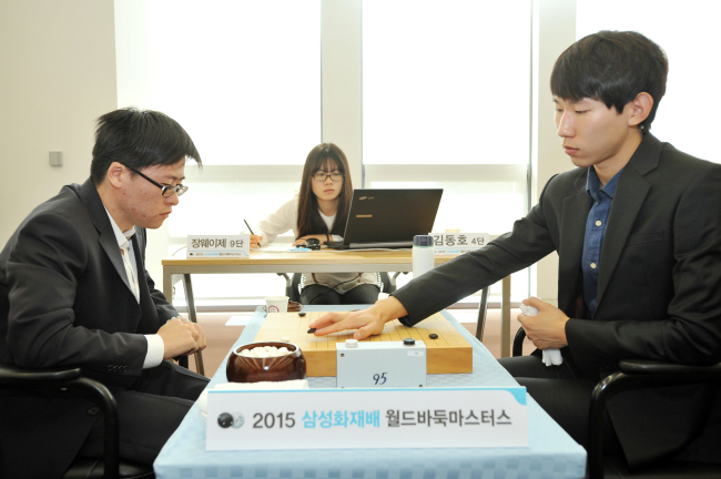 사진은 간스양과 대국을 하고 있는 변상일 4단 (위 왼쪽)장웨이제와 대국하는 김동호 4단(아래 왼쪽)