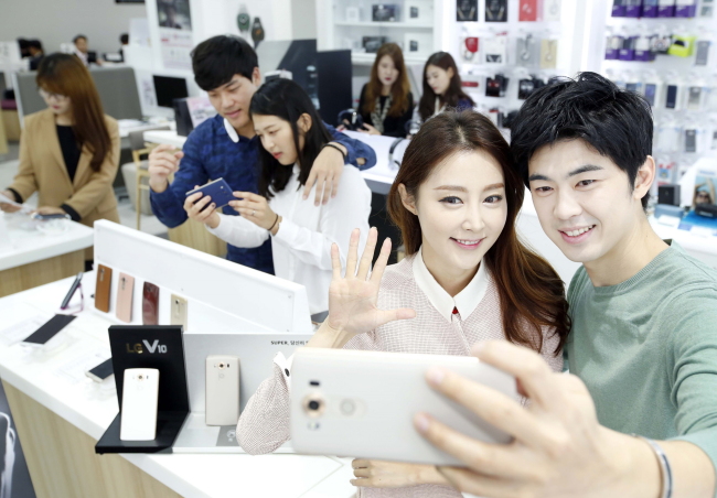 LG V10 HITS SHELVES IN KOREA — LG Electronics releases its latest premium smartphone V10, which sports the world’s first dual front-facing cameras, through leading local mobile carriers SK Telecom, KT, and LG Uplus on Thursday. (LGE)