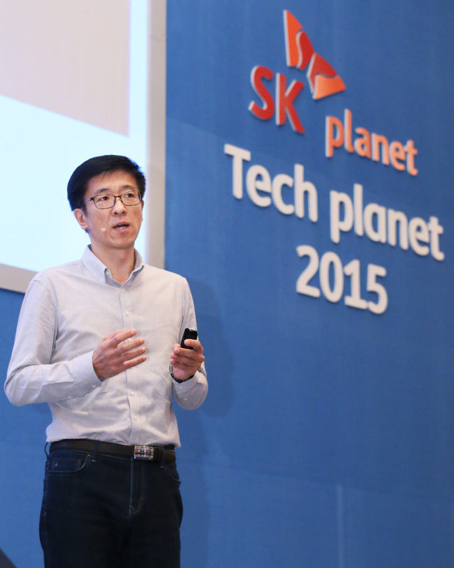 Jeon Yun-ho, chief technology officer of SK Planet, delivers a speech Thursday at the Tech Planet conference in Seoul. (SK Planet)