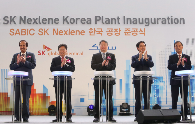 Participants celebrate the completion of SABIC SK Nexlene’s new polyethylene plant in a ceremony at the plant site in Ulsan on Wednesday. From left are SABIC chairman Saud bin Abdullah bin Thenayan al-Saud, Industry Minister Yoon Sang-jick, SK Group chairman Chey Tae-won, Ulsan Mayor Kim Ki-hyun and Ulsan City Council chairman Park Young-cheol. (SK Innovation)