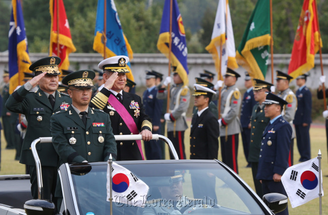 New Joint Chiefs of Staff chairman Gen. Lee Sun-jin (far left) and his predecessor Adm. Choi Yun-hee review an honor guard during Lee's inauguration ceremony in Seoul on Wendesday. (Yonhap)