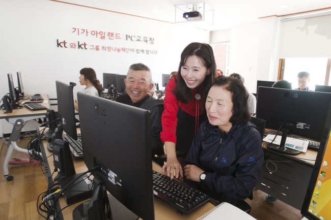 KT의 기가 스토리를 처음으로 적용해 ‘기가 아일랜드’로 구축한 전남 임자도에서 주민이 KT IT서포터즈와 함께 컴퓨터 교육을 받고 있다.