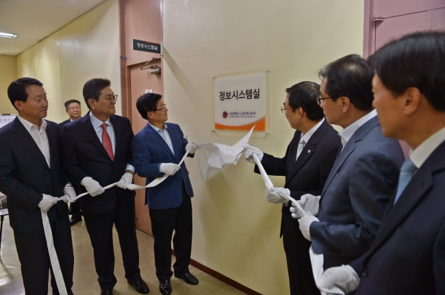 <YONHAP PHOTO-3669> 정보시스템실 확장 준공식 (서울=연합뉴스) 7일 중구 서울소방재난본부에서 권순경 서울소방재난본부장(왼쪽 맨 앞)을 비롯한 관계자들이 '안정적인 119행정정보시스템 운영을 위한 정보시스템실 확장 준공식'에서 현판 제막을 하고 있다. 2015.10.7 << 서울소방재난본부 제공 >> photo@yna.co.kr/2015-10-07 20:13:52/ <저작권자 ⓒ 1980-2015 ㈜연합뉴스. 무단 전재 재배포 금지.>
<YONHAP PHOTO-3669> 정보시스템실 확장 준공식 (서울=연합뉴스) 7일 중구 서울소방재난본부에서 권순경 서울소방재난본부장(왼쪽 맨 앞)을 비롯한 관계자들이 '안정적인 119행정정보시스템 운영을 위한 정보시스템실 확장 준공식'에서 현판 제막을 하고 있다. 2015.10.7 << 서울소방재난본부 제공 >> photo@yna.co.kr/2015-10-07 20:13:52/ <저작권자 ⓒ 1980-2015 ㈜연합뉴스. 무단 전재 재배포 금지.>