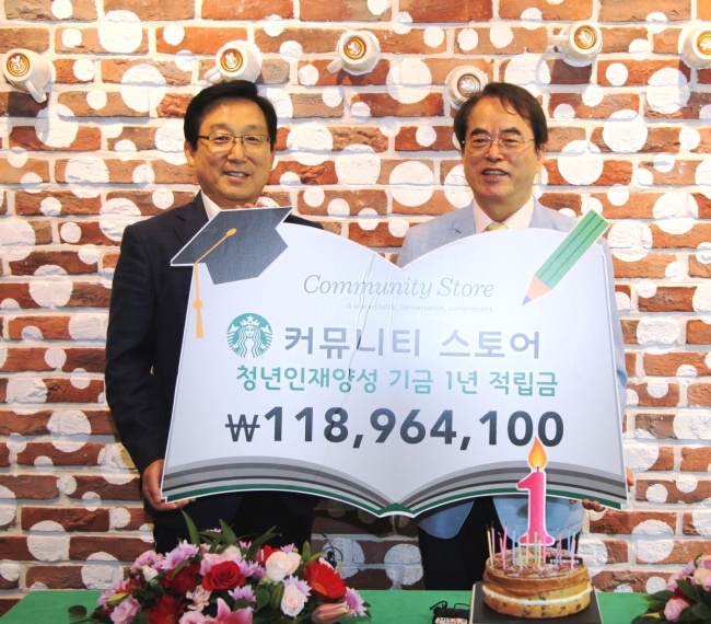 <YONHAP PHOTO-2673> 스타벅스, 청년인재양성 기금 1년 적립금 기부 (서울=연합뉴스) 7일 서울 대학로 스타벅스 커뮤니티 스토어에서 열린 '스타벅스 커뮤니티 스토어 개점 1주년 기념행사'에서 스타벅스커피 코리아 이석구 대표이사(왼쪽)가 지난 1년간 청년인재 양성을 위한 커뮤니티 스토어 수익 적립금인 약 1억 2천만 원을 초록우산 어린이재단 이제훈 회장에게 전달하고 있다. 2015.10.7 << 스타벅스커피 코리아 제공 >> photo@yna.co.kr/2015-10-07 16:25:02/ <저작권자 ⓒ 1980-2015 ㈜연합뉴스. 무단 전재 재배포 금지.>