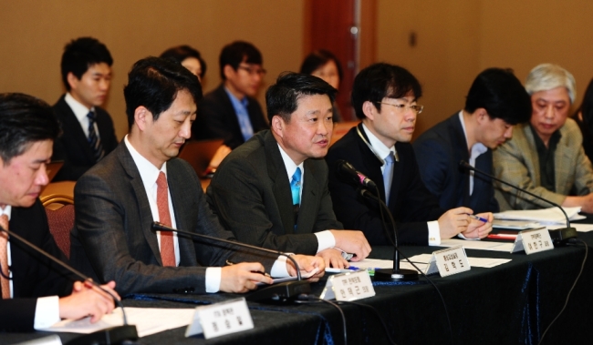 김학도 산업통상자원부 통상교섭실장(왼쪽에서 세번째)이 8일 오전 삼성동 코엑스에서 TPP 타결 이후 첫 ‘TPP 전략포럼’에 참석, 인사말을 하고 있다.  [사진제공=산업통상자원부]