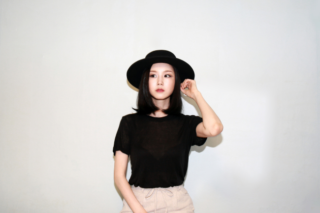 싱어송라이터 한희정이 미니앨범 ‘슬로 댄스(Slow Dance)’를 발표했다. [사진 제공=파스텔뮤직]
싱어송라이터 한희정이 미니앨범 ‘슬로 댄스(Slow Dance)’를 발표했다. [사진 제공=파스텔뮤직]