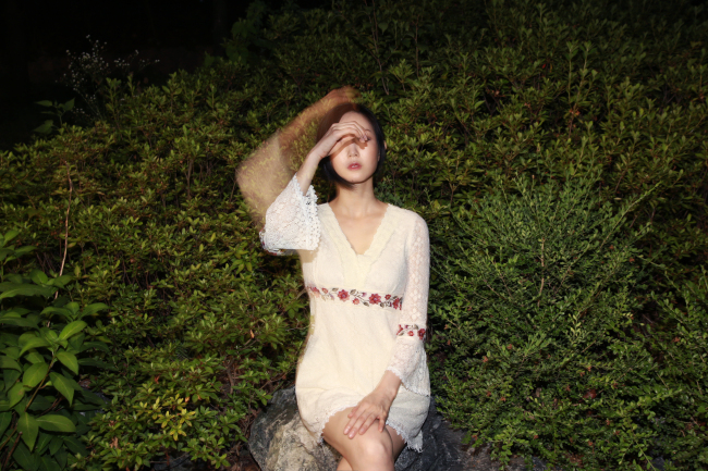 싱어송라이터 한희정이 미니앨범 ‘슬로 댄스(Slow Dance)’를 발표했다. [사진 제공=파스텔뮤직]
싱어송라이터 한희정이 미니앨범 ‘슬로 댄스(Slow Dance)’를 발표했다. [사진 제공=파스텔뮤직]