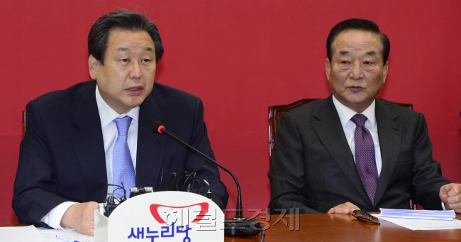 김무성 새누리당 대표와 서청원 최고위원이 8일 오전 서울 여의도 국회에서 열린 최고위원회의에서 굳은 표정으로 참석의원들의 발언을 경청하고 있다. 김 대표와 서 최고위원은 이날 국사교과서 국정화에 한 목소리를 냈다.
박해묵 기자/mook@heraldcorp.com