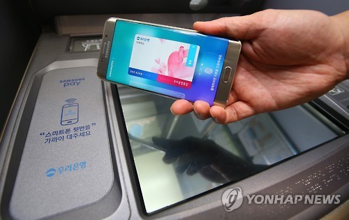 A mobile user makes tries to pay using Samsung Electronics’ mobile payment system Samsung Pay. (Yonhap)