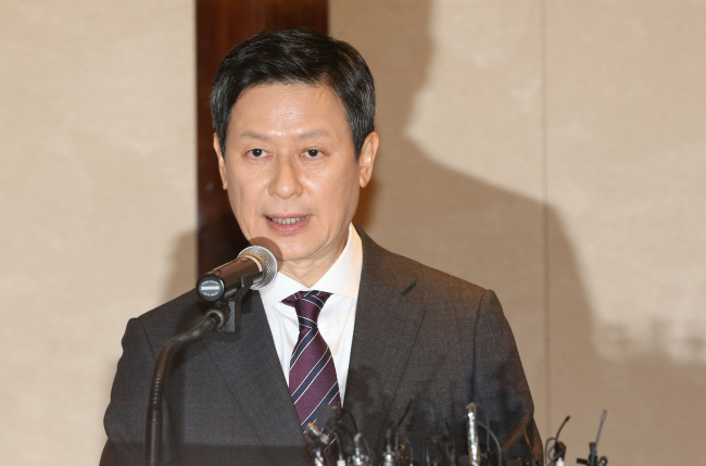 Shin Dong-joo speaks during a press conference held in Seoul Thursday. (Yonhap)