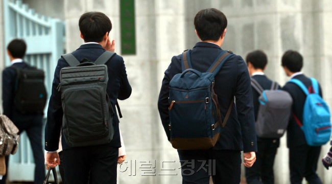 요즘 초ㆍ중ㆍ고 학생 중에는 부모에게 비속어나 욕설을 내뱉는 사례가 적지 않다. 우발적인 경우가 대부분이고 원인도 제각각이지만, 많은 전문가들은 이런 현상이 평소 학교와 학원에서 아이들이 받는 공부 스트레스가 상당하고, 가정에서 부모에게 들은 언어폭력 등이 안 좋은 영향을 끼쳤을 가능성이 높다고 지적한다.사진은 기사내용과 무관. [사진=헤럴드경제DB]