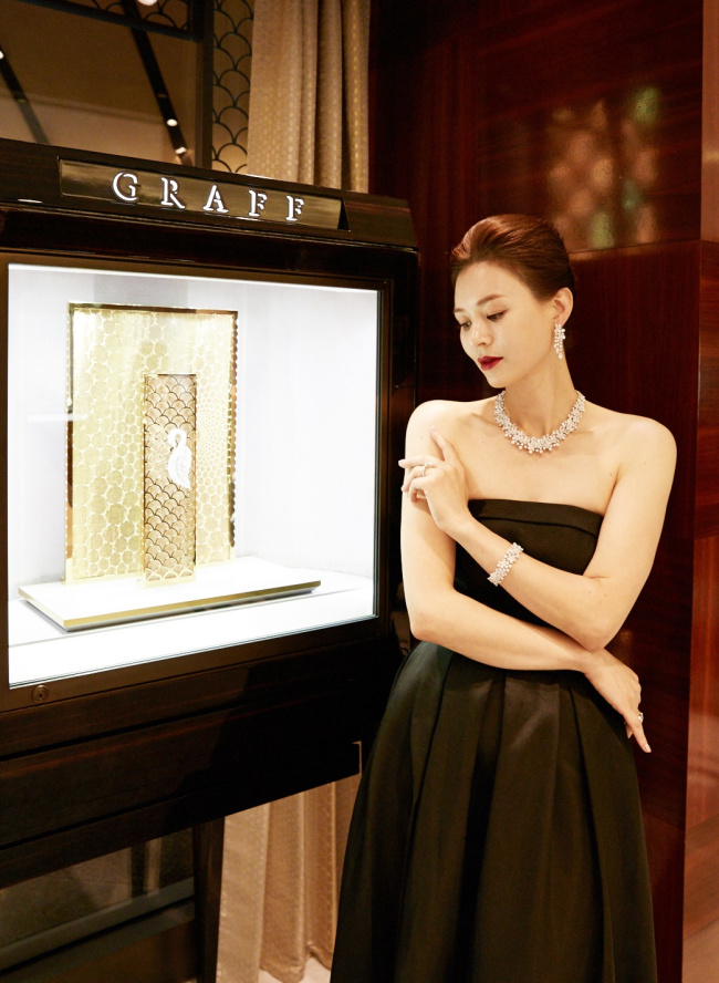 GRAFF SHOWCASES FLAGSHIP JEWELRY — A model showcases Graff Diamonds’ Carissa Collection in a special exhibit at The Shilla Seoul on Thursday. The U.K.-based multinational jewelry-maker is displaying a number of its flagship jewelry collections at the Graff store inside the hotel until Oct. 17. (Graff Diamonds)