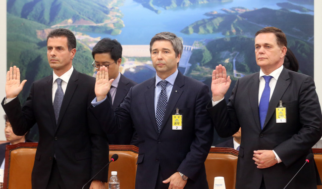 <YONHAP PHOTO-2199> 국정감사 증인 출석한 수입차 대표들 (서울=연합뉴스) 도광환 기자 = 8일 오후 국회에서 열린 국토교통위원회 종합 감사에서 배출가스 논란과 관련, 수입차 대표들이 증인으로 참석해 증인선서하고 있다. 왼쪽부터 디미트리스 실라키스 벤츠코리아 대표, 토머스 쿨 폭스바겐코리아 사장, 요하네스 타머 아우디폭스바겐코리아 대표. 2015.10.8 dohh@yna.co.kr/2015-10-08 17:00:25/ <저작권자 ⓒ 1980-2015 ㈜연합뉴스. 무단 전재 재배포 금지.>
Thomas Kuehl. Yonhap