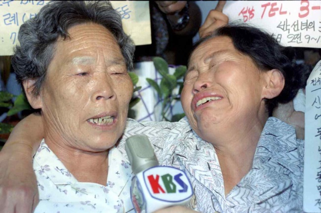 A scene from the reunion of war-dispersed families broadcast live on KBS in 1983. (Cultural Heritage Administration)