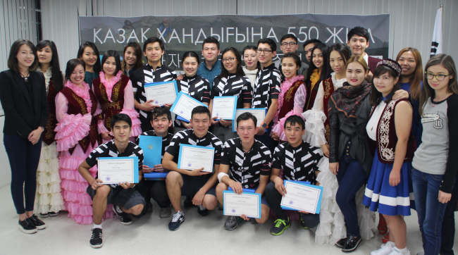 Kazakh students who took part in a cycling journey across Korea commemorating the country’s 550th statehood anniversary pose after reaching the Kazakh Embassy on Friday night. Kazakh Embassy