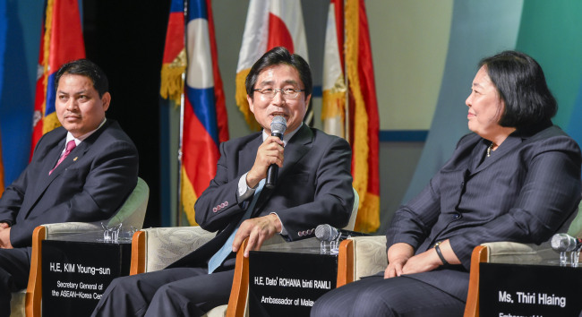 (From left) Cambodian Ambassador Suth Dina, ASEAN-Korea Center secretary-general Kim Young-sun and Malaysian Ambassador Rohana Ramli talk to students at the 2015 ASEAN School Tour Program in Gwangju on Wednesday.   ASEAN-Korea Center