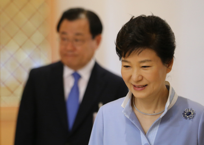 President Park Geun-hye is poised to offer letters of credence to newly appointed diplomats at Cheong Wa Dae last Thursday. (Yonhap)