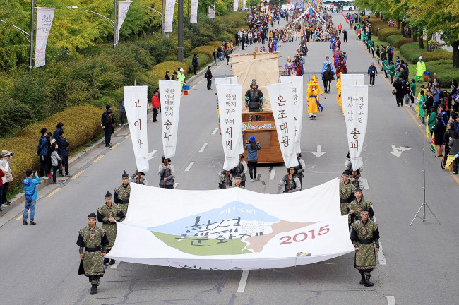 송파구 한성백제문화제 거리 행진 (서울=연합뉴스) 11일 오후 서울 송파구 위례성대로에서 제15회 한성백제문화제 행사 일환으로 역사문화거리 행진이 열리고 있다. 2015.10.11 << 송파구청 >> photo@yna.co.kr (끝)
송파구 한성백제문화제 거리 행진 (서울=연합뉴스) 11일 오후 서울 송파구 위례성대로에서 제15회 한성백제문화제 행사 일환으로 역사문화거리 행진이 열리고 있다. 2015.10.11 << 송파구청 >> photo@yna.co.kr (끝)