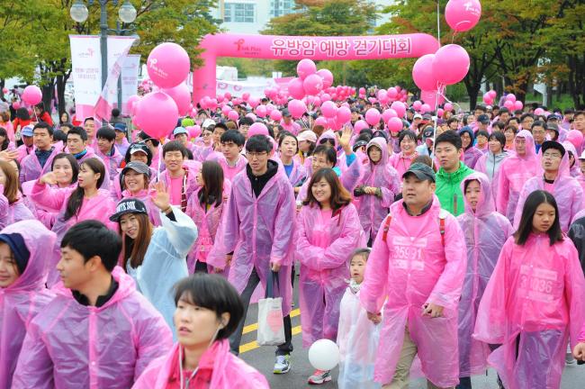 <YONHAP PHOTO-1422> 유방암 예방 걷기 대회 (서울=연합뉴스) 11일 서울 월드컵공원 평화의 광장에서 홈플러스가 유방암 예방과 치료를 지원하는 핑크플러스 캠페인 '유방암 예방 걷기 대회'를 개최했다. 이 행사에는 총 6천여 명의 서울시민을 비롯해 안희만 홈플러스 부사장, 권용현 여성가족부 차관, 류경기 서울특별시 부시장, 구범환 대한암협회 회장, 이강현 국립암센터 원장, 스포츠트레이너 숀리 등이 참가했다. 참가비는 전액 소외계층 유방암 환자 수술 지원을 위해 기부될 예정이다. 2015.10.11 << 홈플러스 제공 >> photo@yna.co.kr/2015-10-11 11:32:53/ <저작권자 ⓒ 1980-2015 ㈜연합뉴스. 무단 전재 재배포 금지.>
<YONHAP PHOTO-1422> 유방암 예방 걷기 대회 (서울=연합뉴스) 11일 서울 월드컵공원 평화의 광장에서 홈플러스가 유방암 예방과 치료를 지원하는 핑크플러스 캠페인 '유방암 예방 걷기 대회'를 개최했다. 이 행사에는 총 6천여 명의 서울시민을 비롯해 안희만 홈플러스 부사장, 권용현 여성가족부 차관, 류경기 서울특별시 부시장, 구범환 대한암협회 회장, 이강현 국립암센터 원장, 스포츠트레이너 숀리 등이 참가했다. 참가비는 전액 소외계층 유방암 환자 수술 지원을 위해 기부될 예정이다. 2015.10.11 << 홈플러스 제공 >> photo@yna.co.kr/2015-10-11 11:32:53/ <저작권자 ⓒ 1980-2015 ㈜연합뉴스. 무단 전재 재배포 금지.>