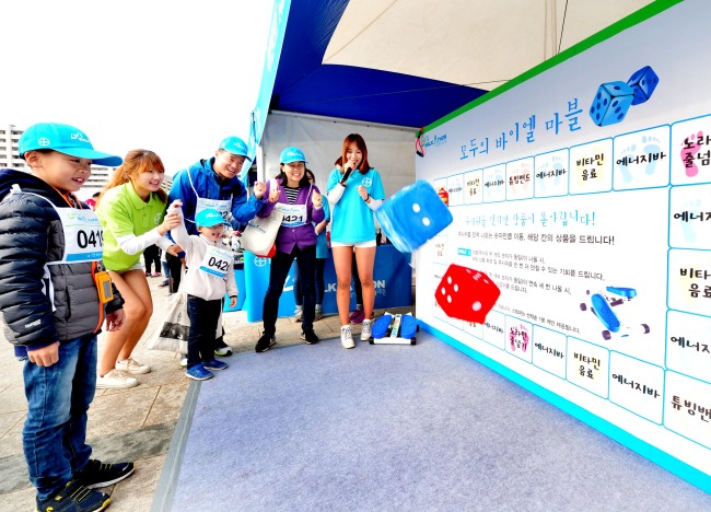 <YONHAP PHOTO-1405> 바이엘, 한국진출 60주년 기념 걷기 마라톤 성료 (서울=연합뉴스) 세계적인 생명과학 기업 바이엘 코리아(대표이사: 잉그리드 드렉셀, Ingrid Drechsel)가 11일 오전 여의도 한강공원에서 한국 진출 60주년을 기념해 바이엘 걷기 마라톤 ‘렛츠 워커톤(Let’s Walkathon!) ’을 개최했다. 바이엘 걷기 마라톤에 참가한 가족이 ‘모두의 바이엘 마블 게임존’에서 게임을 즐기고 있다.2015.10.11 << 바이엘코리아 제공 >> photo@yna.co.kr/2015-10-11 11:28:23/ <저작권자 ⓒ 1980-2015 ㈜연합뉴스. 무단 전재 재배포 금지.>