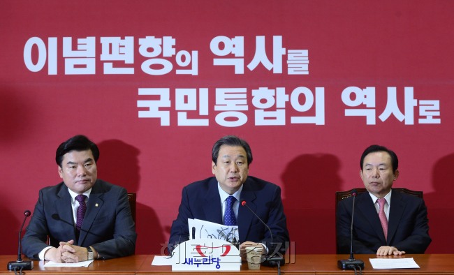 김무성 새누리당 대표가 12일 오전 서울 여의도 국회에서 열린 최고위원회의에 모두발언 하고 있다. 김 대표는 “야당에서 역사교과서 문제를 예산과 연계하겠다는 발언이 나왔는데, 두 문제는 전혀 별개의 사안”이라면서 “이런 국정 발목잡기는 국민이 용서하지 않을 것”이라고 말했다. 박해묵 기자/mook@heraldcorp.com
