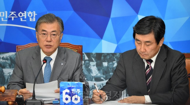 문재인 새정치민주연합 대표가 12일 오전 서울 여의도 국회에서 열린 최고위원회의에서 모두발언을 하고 있다.  문대표는 “국정화는 상식의 문제로, 전 세계 상식이 반대하는 것을 정부여당이 우기고 있으니 남부끄럽고 한심한 일”이라며 여야 지도부간 공개토론을 제안했다. 박해묵 기자/mook@heraldcorp.com