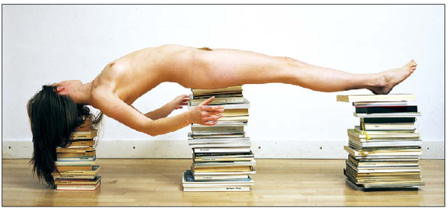 멜라니 보나요, <가구와 결합된 신체, 릴리>, 디지털 C프린트, 96×120㎝, 2008 [사진제공=Courtesy of Melanie Bonajo and Akinci]