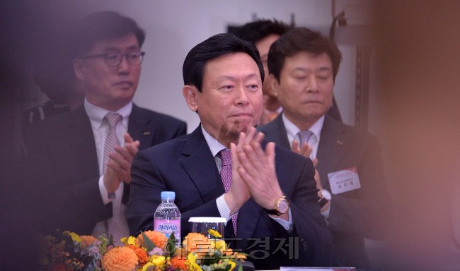 신동빈 롯데그룹 회장은 12일 인천 롯데면세점 제2통합물류센터에서 기자간담회를 열고 롯데면세점의‘상생 2020’ 비전을 발표했다. 이상섭 기자/babtong@heraldcorp.com