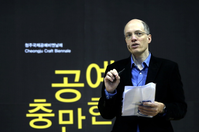Alain de Botton speaks at a special lecture held in parallel with the 2015 Cheongju International Craft Biennale in Cheongju, North Chungcheong Province on Oct. 10. (CICB)