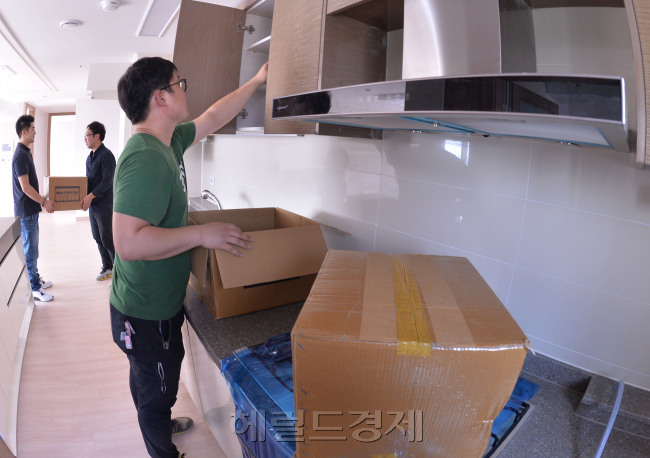 아파트에 입주, 짐을 살뜰히 챙기고 있는 30대. 이상섭 기자/babtong@heraldcorp.com